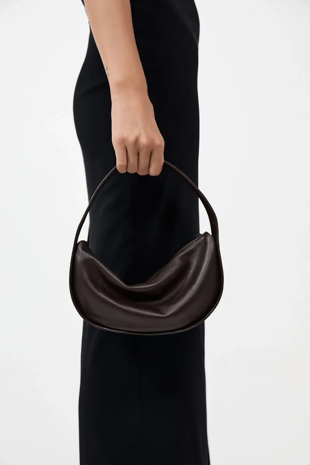 【関税込み】St. Agni ブラウン Petit Arc バッグ Brown Petit Arc Bag by St. Agni on Sale